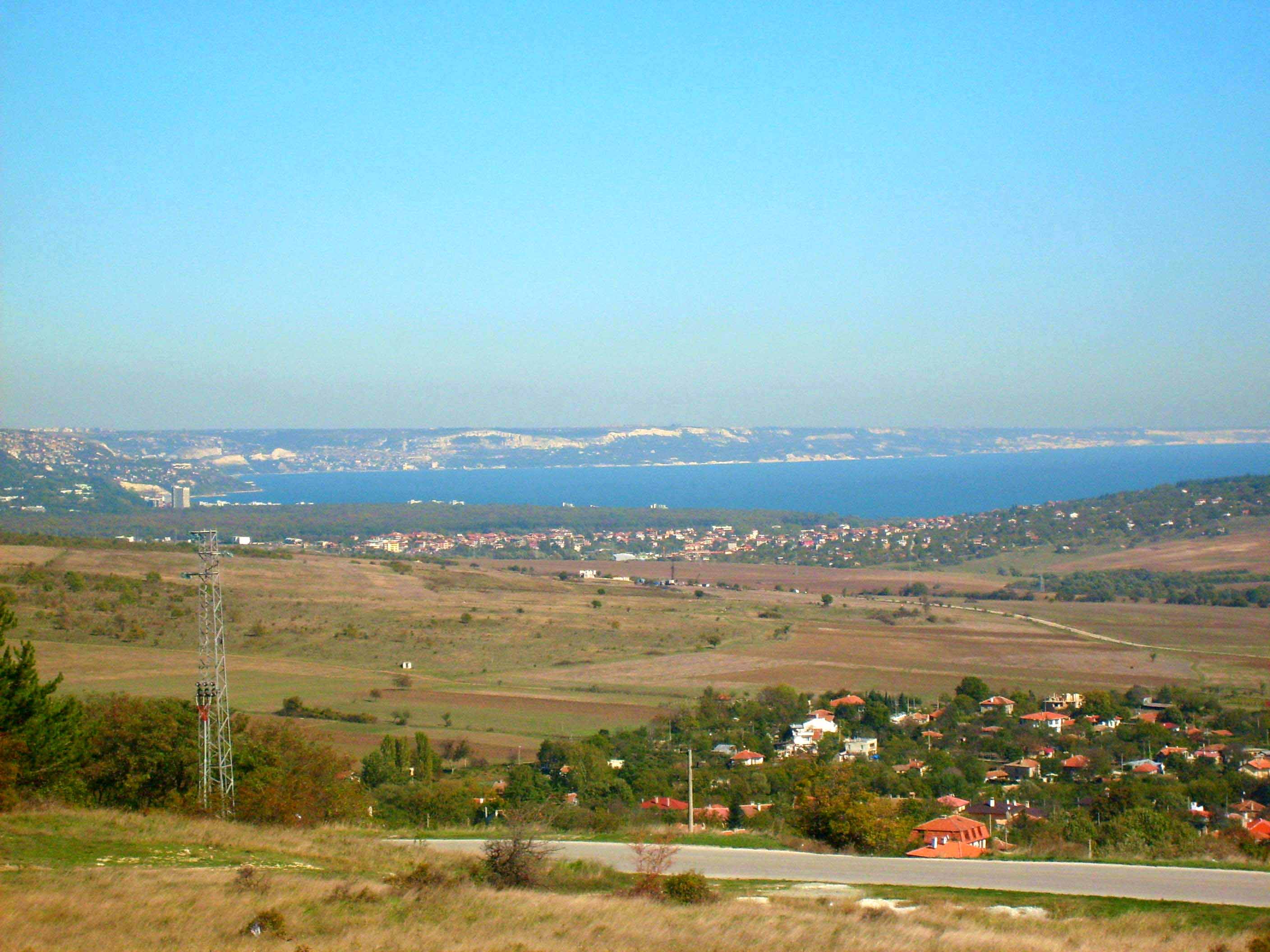 The view again to Albena, Osenovo and the Black Sea (Cherno More). The land has a perfect asphalt road attached and is accessible all year round.